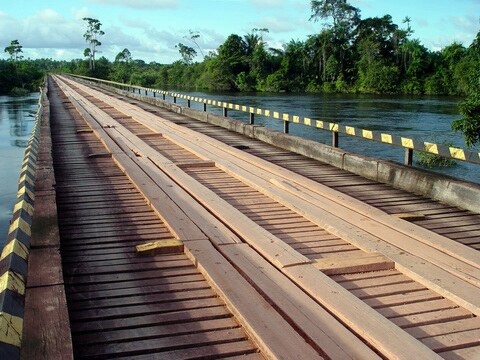 Impressionante ponte de madeira sobre o rio Caloene